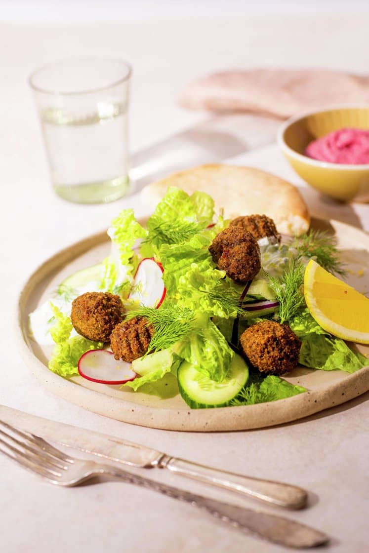 Falafler i pitabrød med frisk eple- og dillsalat servert med hjemmelaget tzatziki