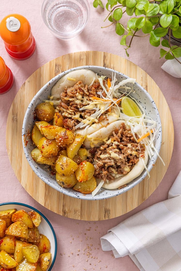 Steam buns med hoisinstekt svinekjøttdeig, råkost, mangodressing og sesampoteter