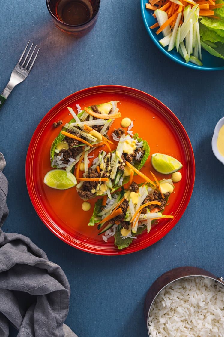 Asiatisk wokket kjøttdeig i hjertesalat med grønnsaker, jasminris og curry- og mangodressing