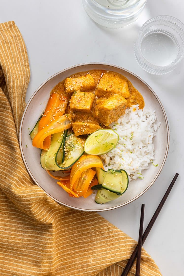 Laks i kremet rød currysaus servert med ris og frisk agurksalat