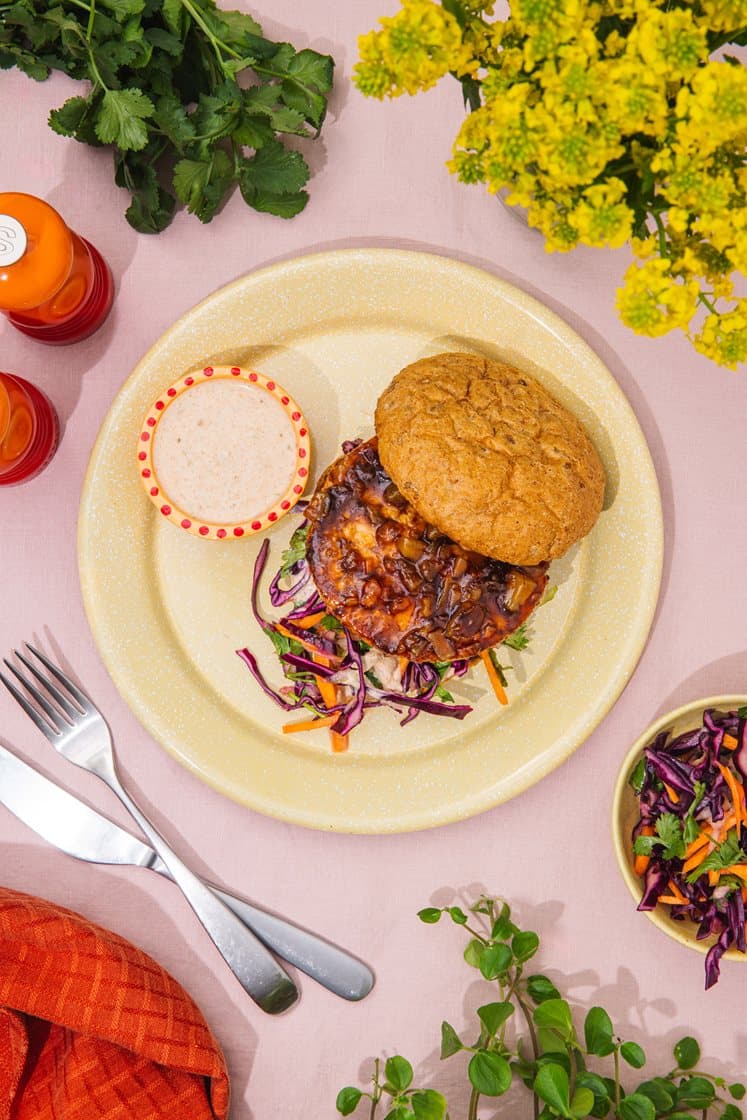 Mangoglasert lakseburger i fullkornsbrød med spicy limeyoghurt og kålsalat