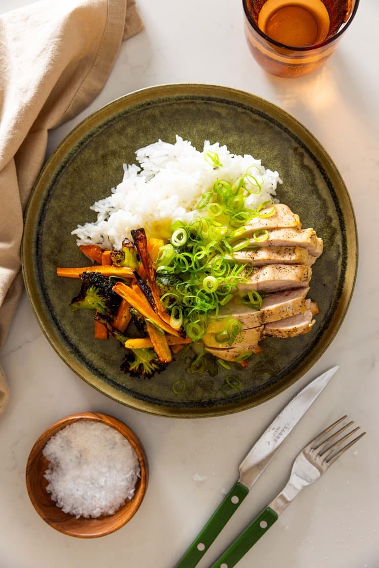 Kyllingfilet med ovnsbakte grønnsaker, ris og appelsinsaus