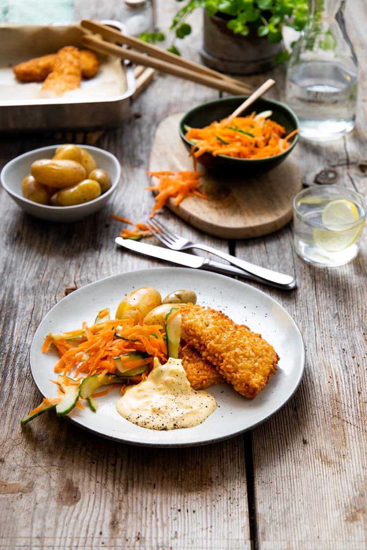 Panert torsk med eggesalat og syltede grønnsaker