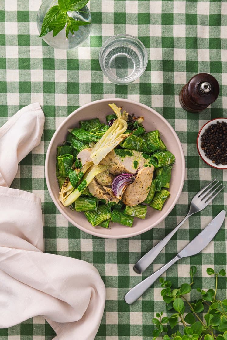 Sous vide kyllingfilet med pasta, spinatsaus, bakt fennikel og rødløk