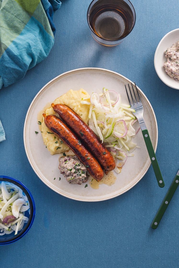 Trøffelpølse med eple- og fennikelslaw, karamelisert løkkrem og potetmos