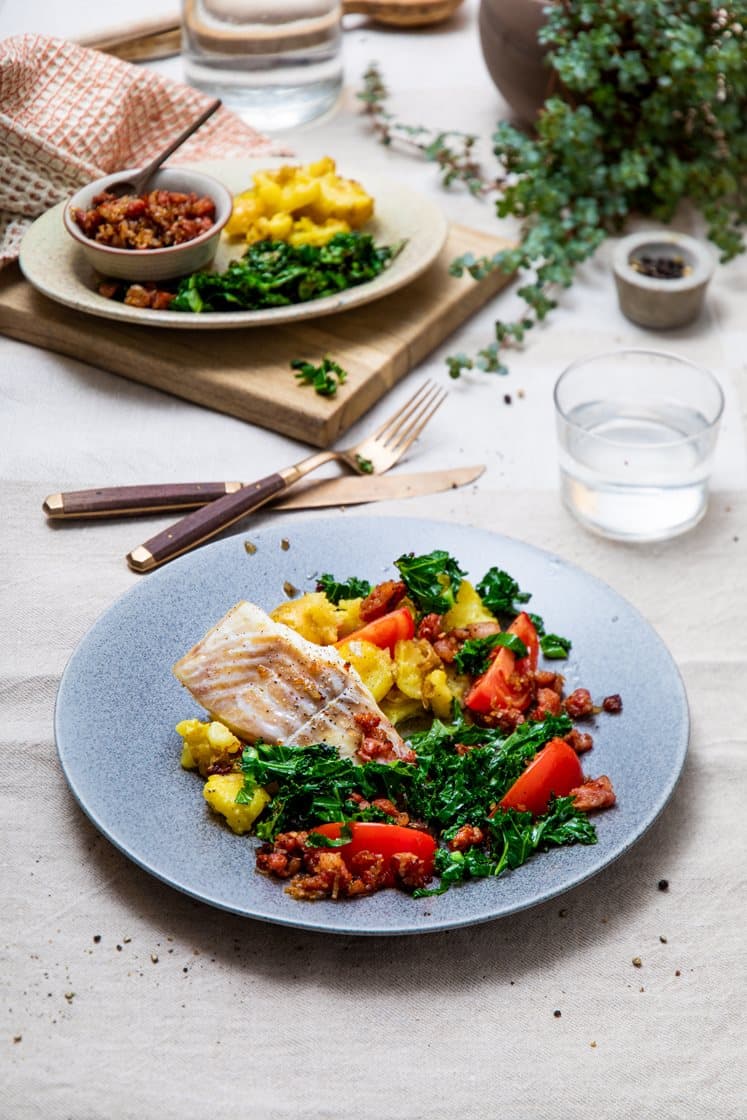 Ovnsbakt torsk med pepperonisjy, knust potet og stekt grønnkål