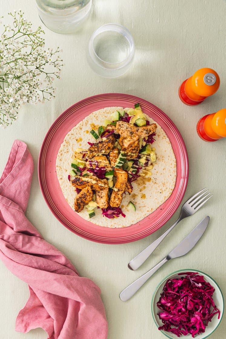 Krydderstekt laks i tortilla med rødkålsalat og curry- og mangodressing