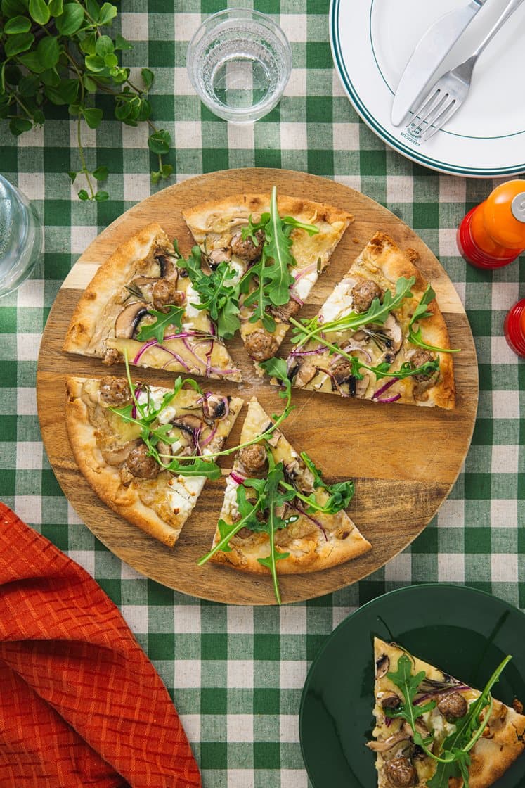 Hvit pizza med salsicciaboller, aromasopp og rosmarin