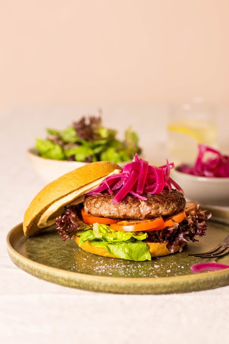 Klassisk hamburger med grønn salat, syltet rødløk og chilimajones