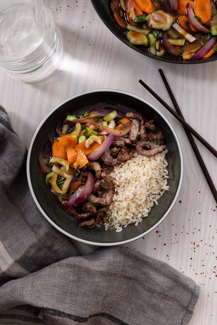 Chilibiff og wokede grønnsaker i teriyakisaus med ris