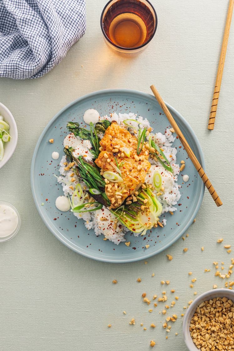 Misostekt lyrfilet med ris, pak choy og peanøtter