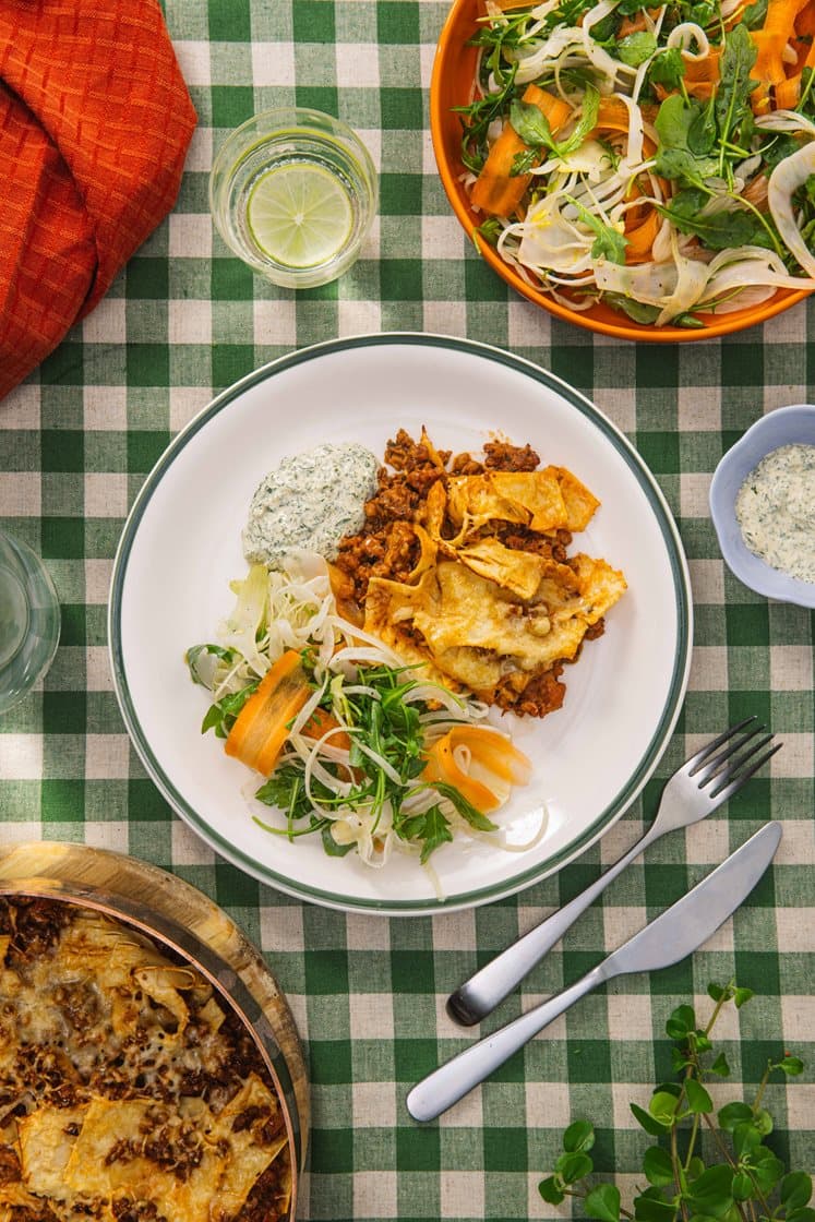 Broken lasagna med linsebolognese, estragondressing og fennikelsalat