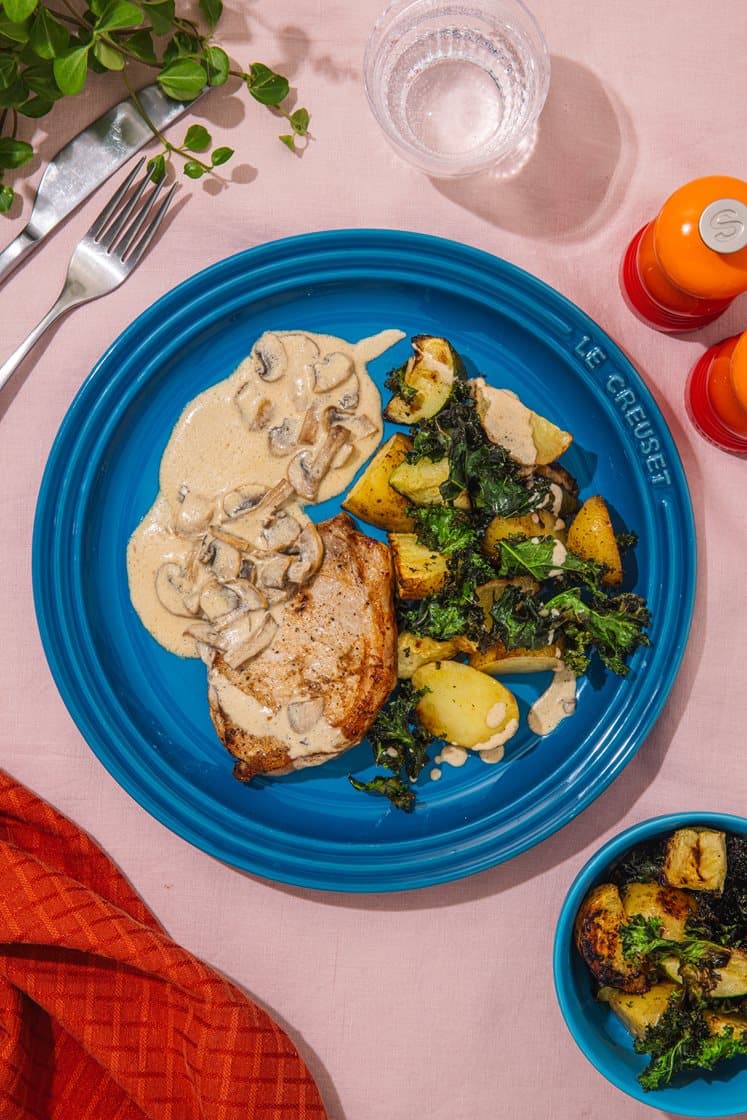 Svinekam med kremet sopp, grønnkål, ovnsbakte poteter og squash