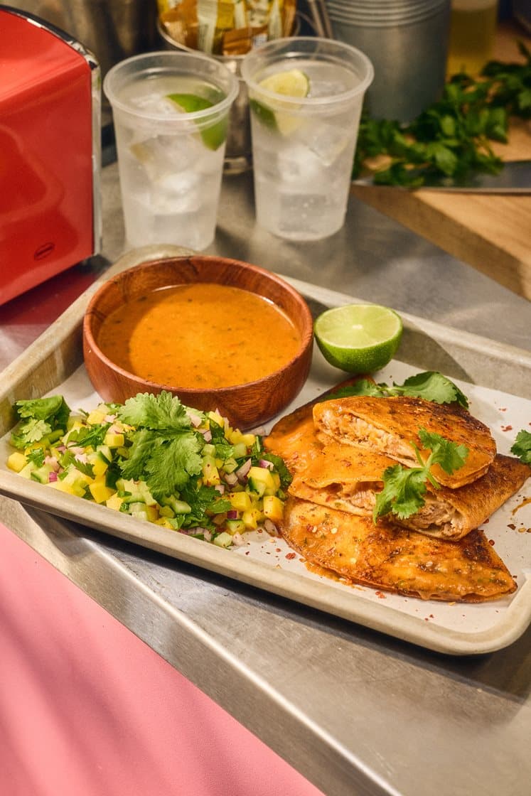 Birria tacos- Chilistekte fylte tortillalefser med pulled pork, mozzarella og mangosalsa 