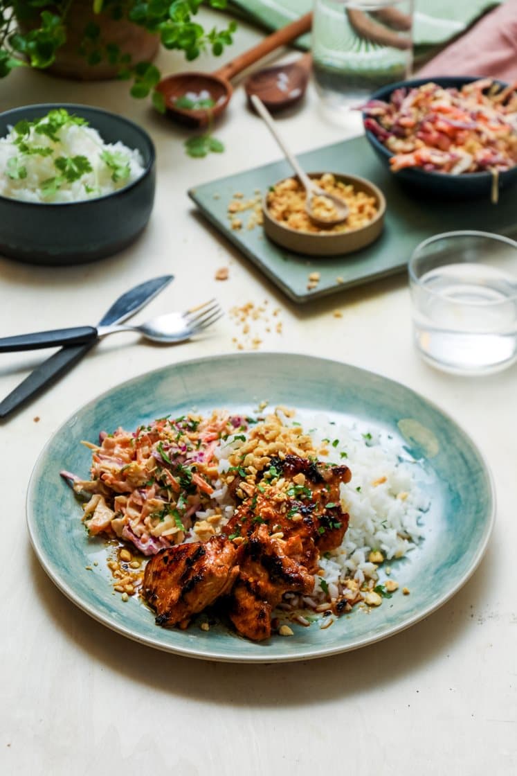 Asiatisk ingefærkylling med coleslaw, ris og koriander