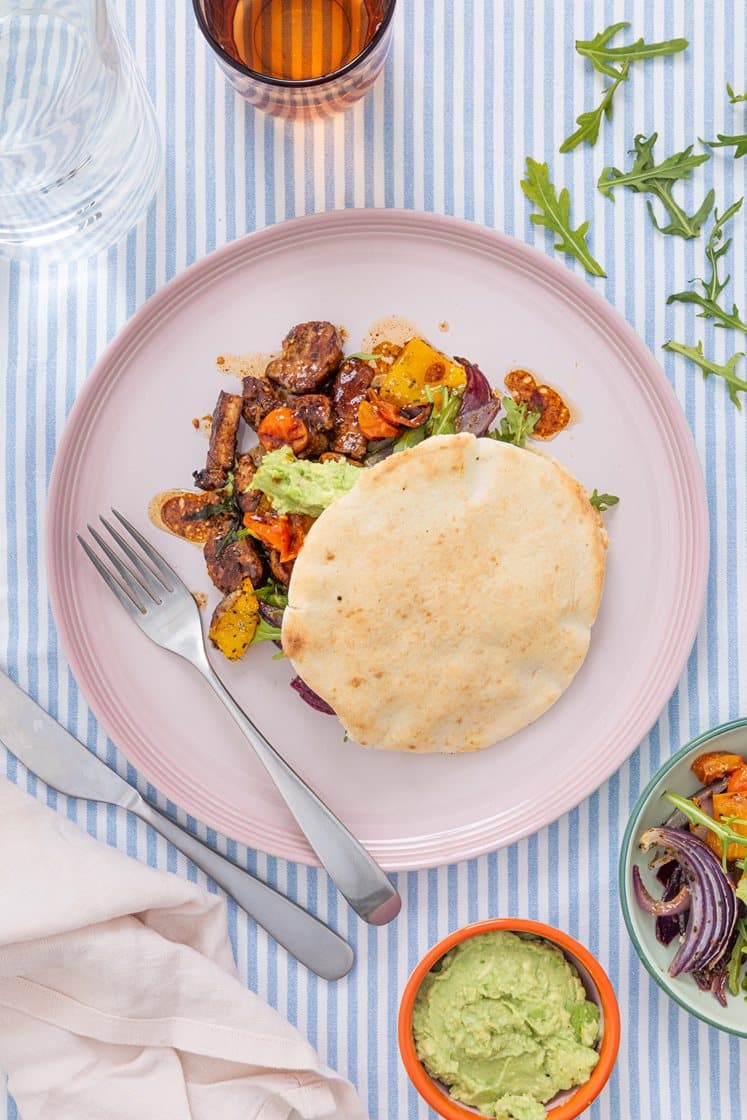 Soya og ingefærglaserte svinestrimler i pitabrød med bakte grønnsaker og avokadomos