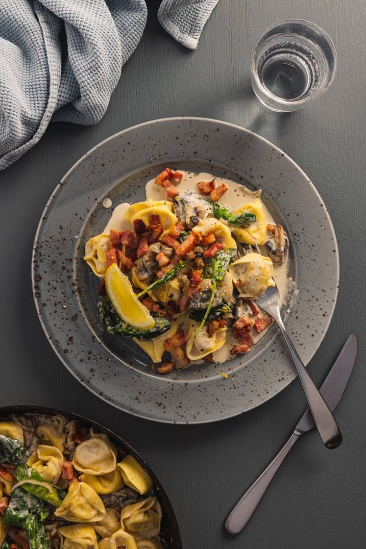 Kremet steinsopptortelloni med spinat, sopp og bacon