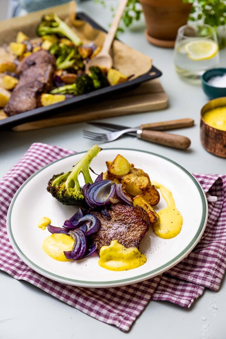 Tynnskåret mørbradbiff med ovnsbakte poteter, brokkoli og bearnéssaus