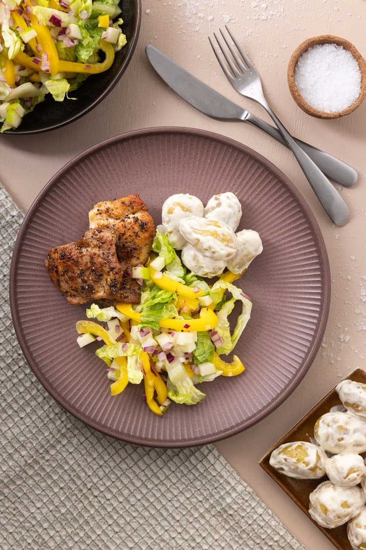 Sitruskrydret strimlet kyllinglår med frisk salat og cæsarkremet potetsalat