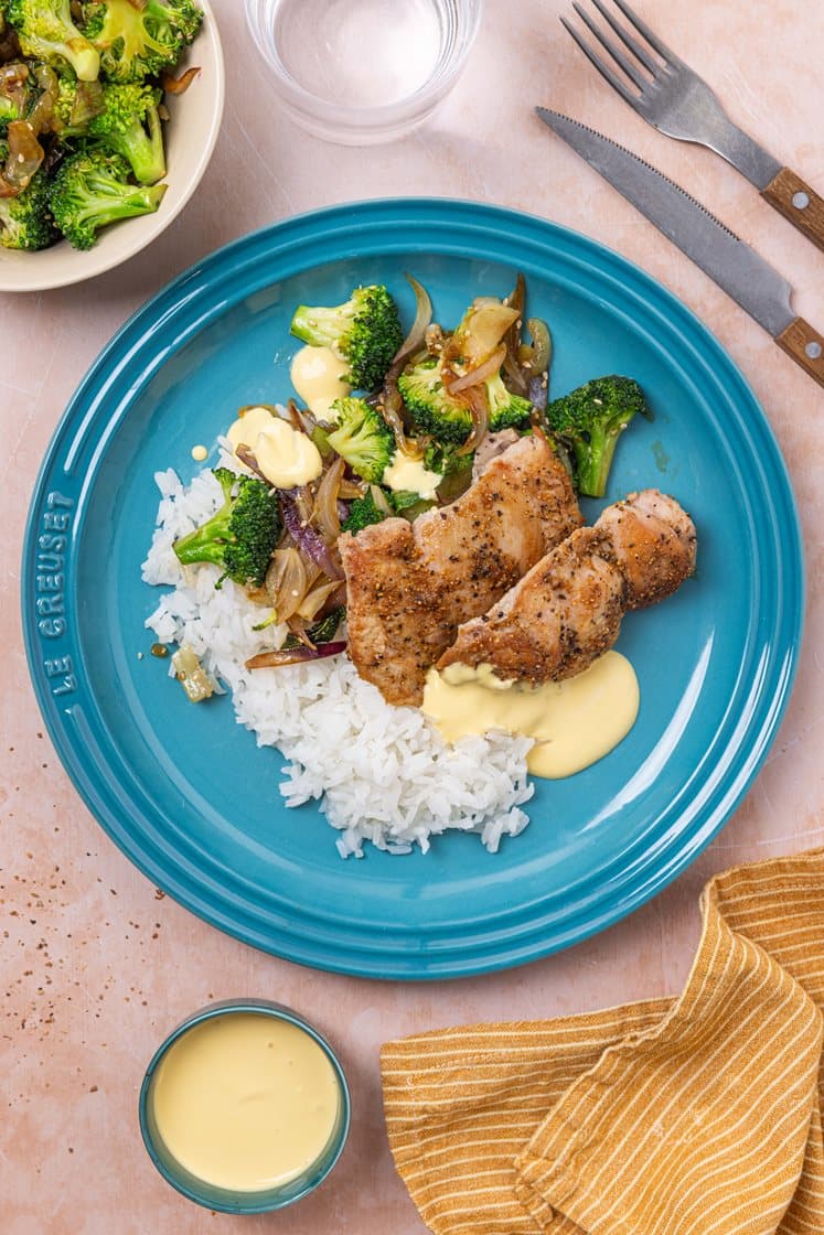 Sitrusstekt kyllinglårfilet med stekte grønnsaker, ris og mangodressing