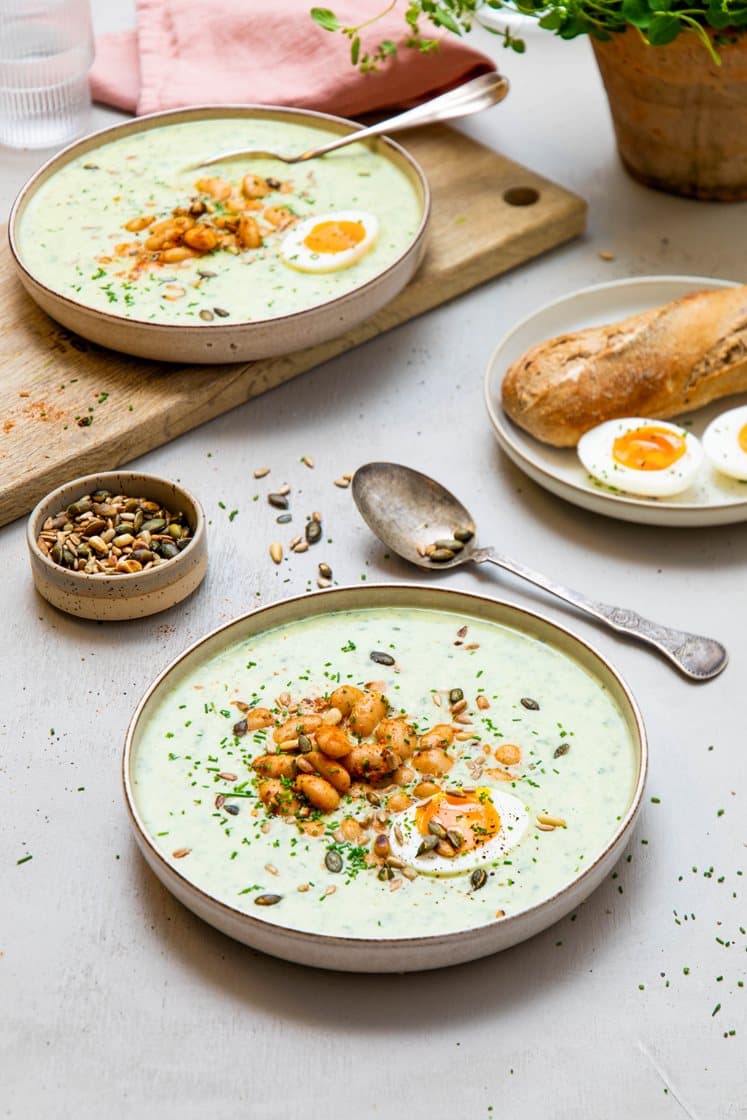 Vegetarisk potet- og purresuppe med egg, krydrede bønner og sprø kjerner