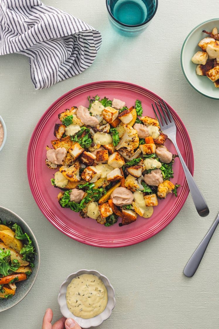 Chilistekte grønnsaker med halloumi, bønnedipp og estragonmajones