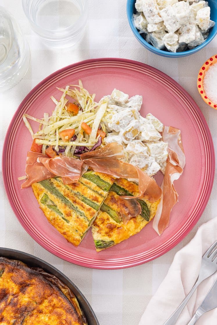 Aspargesomelett med parmaskinke, kremede poteter og tomatsalat 