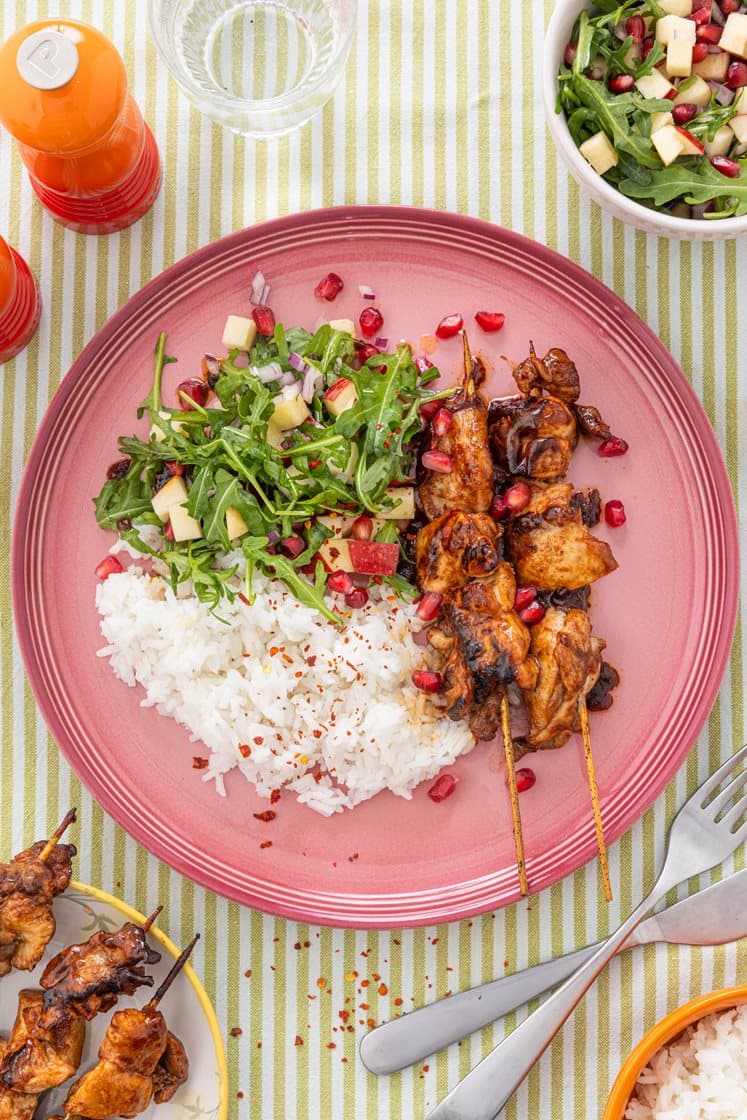 Kyllingspyd i krydret barbecuesaus med ris og ruccola- og granateplesalat 