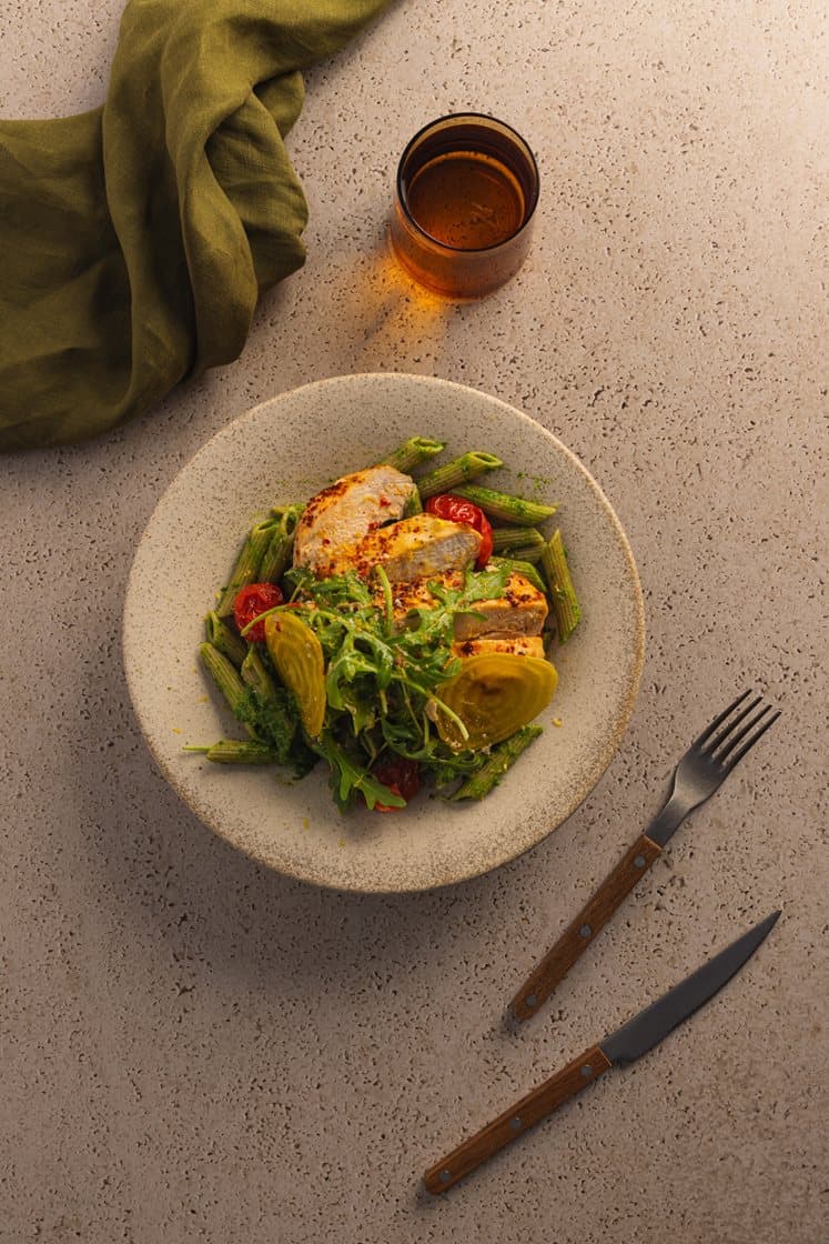 Kyllingfilet og fullkornspasta i persillesaus, servert med chilibakte cherrytomater og ruccola 
