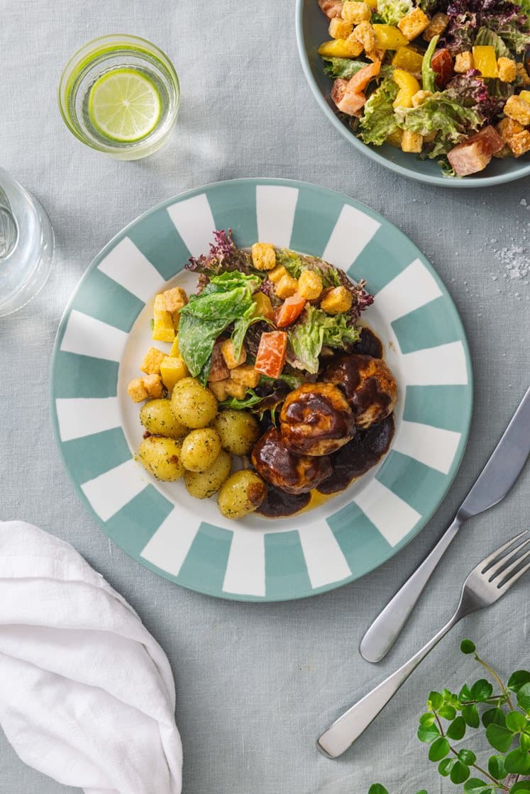 Kyllingkaker i rødvinssaus med krydderpoteter og krønsjy salat