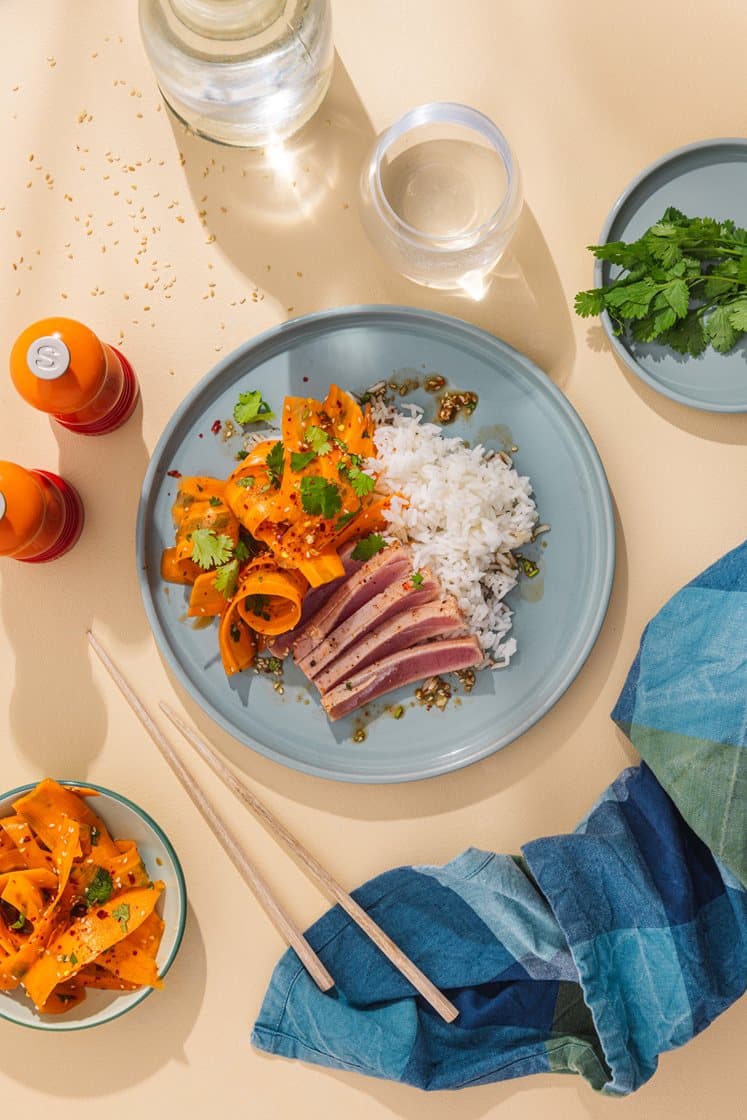 Tunfisk tataki med jasminris og gulrot- og sesamsalat