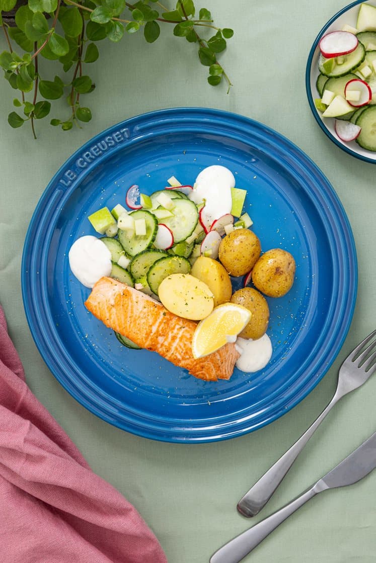 Pannestekt laks med agurksalat, poteter og rømmedressing