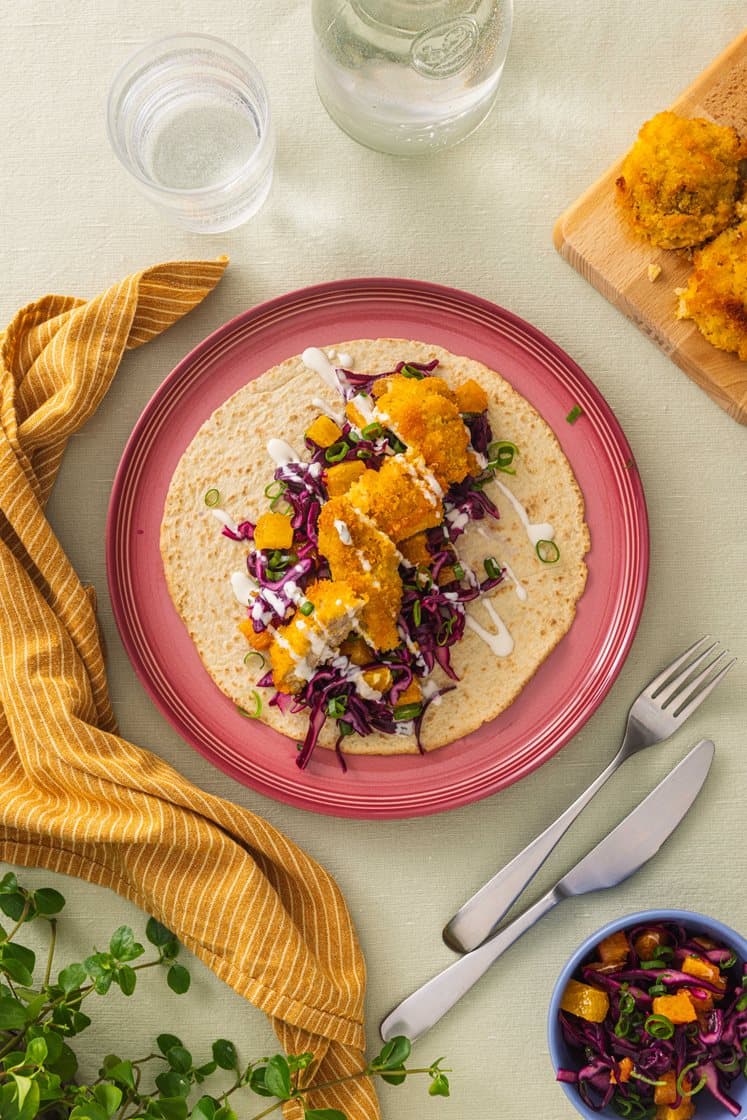 Sprø kylling i tortilla, med syltet rødkål, appelsin og hvitløksdressing