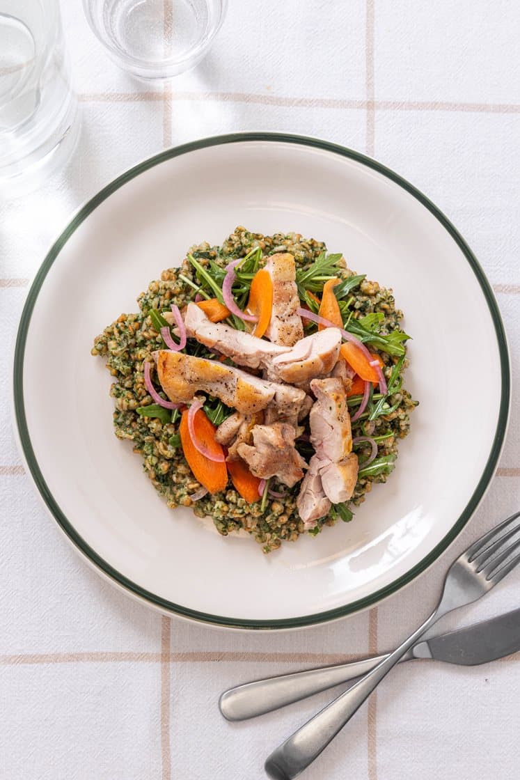 Pannestekt kyllinglårfilet med spinatkremet mathvete og syltet gulrot- og ruccolasalat