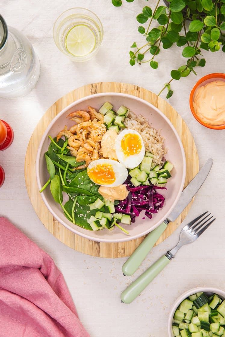 Rekebowl med ingefærsyltet rødkål, kokt egg, fullkornsris og chilimajones