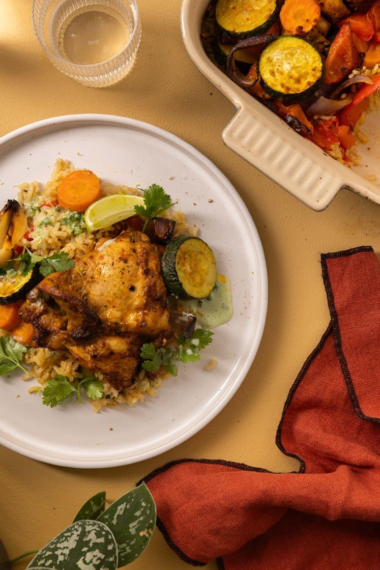 Kylling og ris i form, med yoghurt- og chilidressing