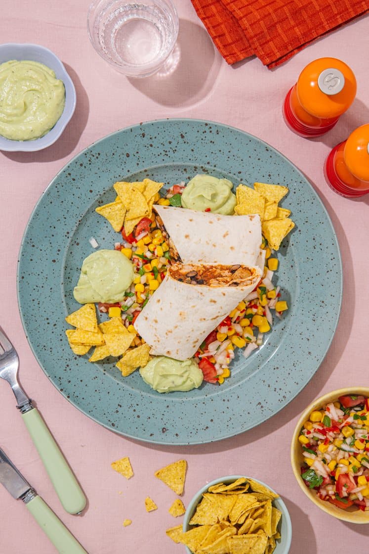 Kyllingburrito med svarte bønner, avokadodressing, tortillachips og tomat- og maissalat