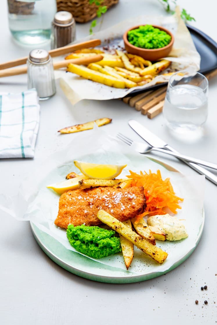 Fish & chips med ertepuré og revet gulrot