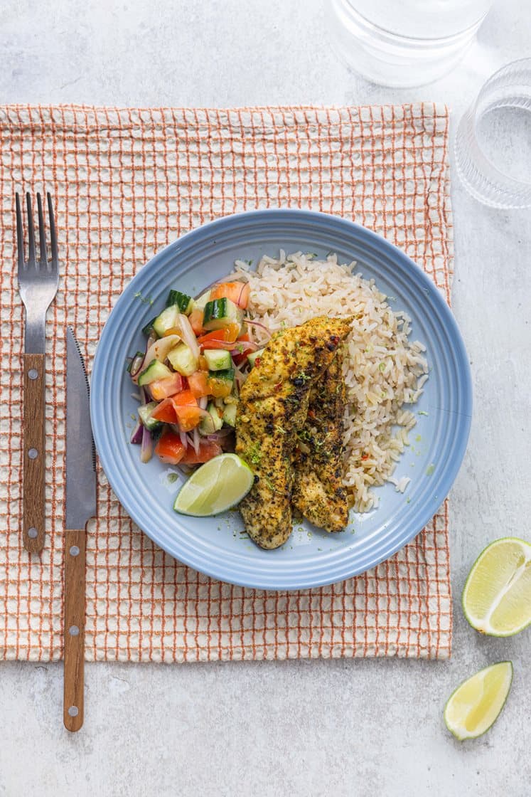 Jamaikansk jerk chicken med fullkornsris og agurk- og mangochutneysalat