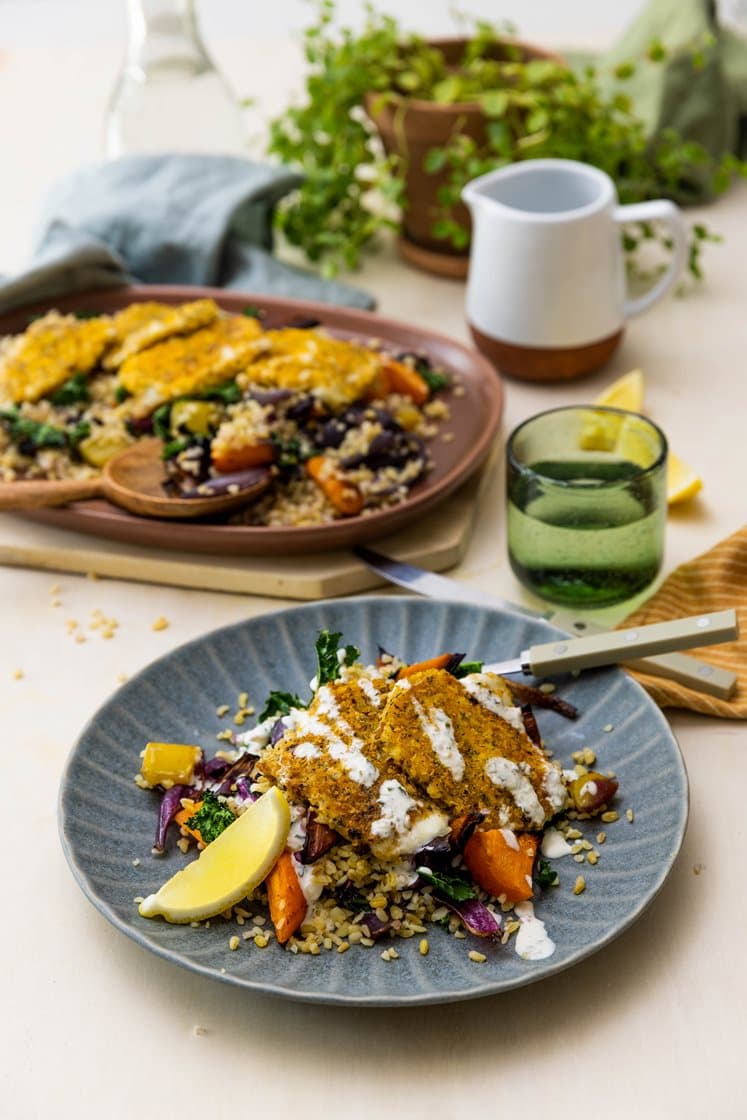Høstsalat med ovnsbakte røtter og grønnkål, panert mozzarella og urtedressing