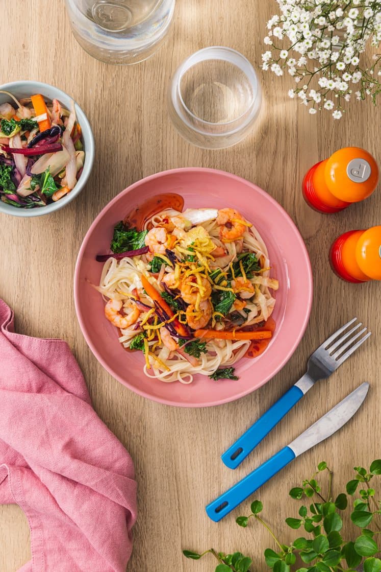 Scampiwok med nudler, sweet chilisaus og fritert ingefær  