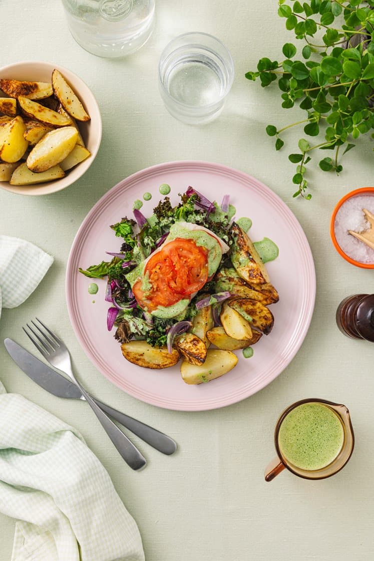 Ovnsbakt lyrfilèt med tomat, stekte poteter og spinatsaus