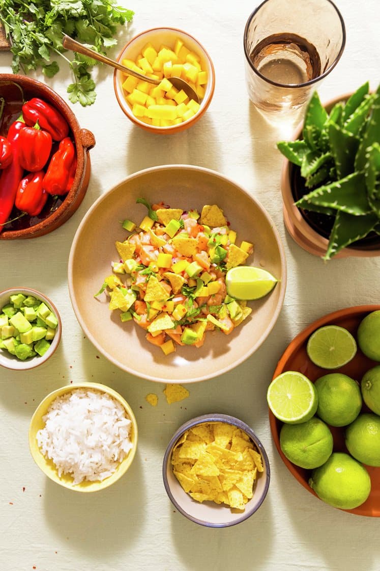 Lakseceviche med mango, avokado, tortillachips og ris