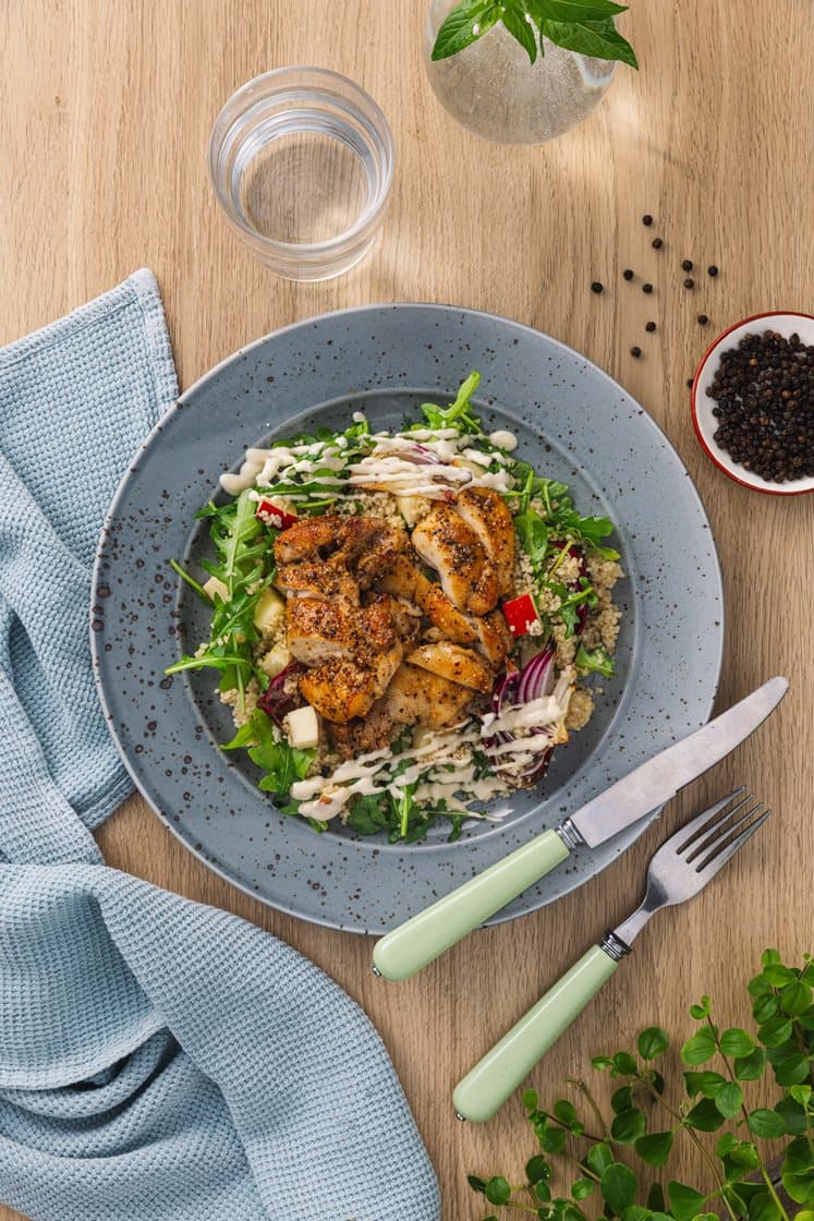 Kyllinglårfilet med cæsardressing og couscoussalat med eple og bakt løk