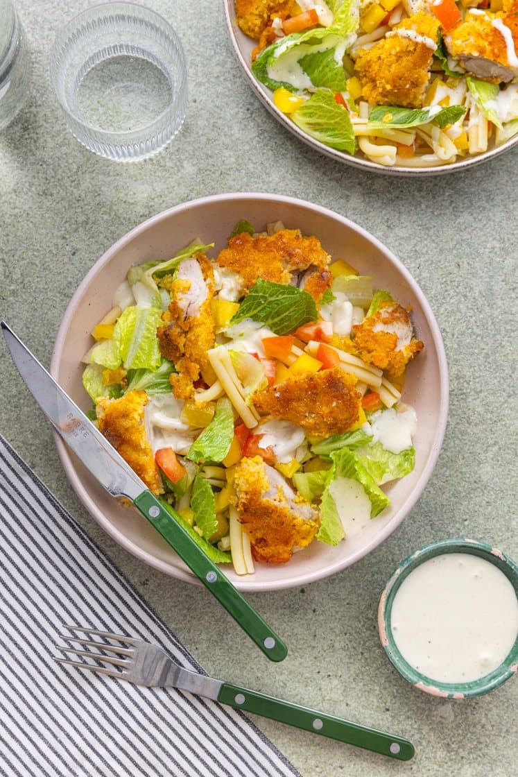 Rask cæsarsalat med crispy kylling og pasta