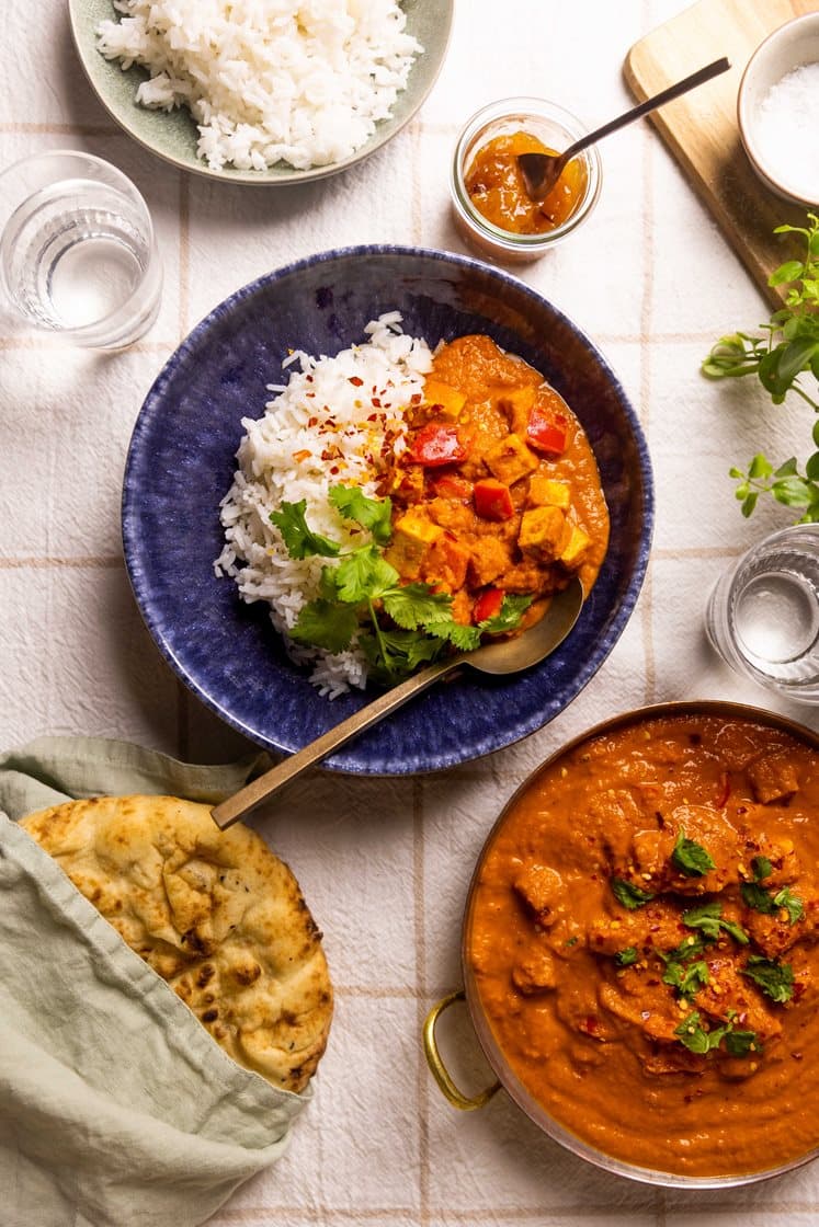 Butter tofu med ris, nanbrød, koriander og mangochutney