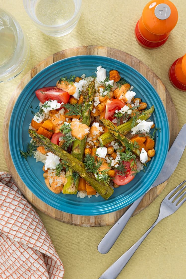 Couscoussalat med bakt søtpotet og asparges, sprøstekte kikerter, chevre og ajvaryoghurt