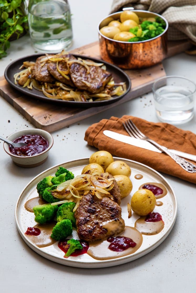 Elgkarbonader med stekt løk, brokkoli, brun saus og rørte tyttebær