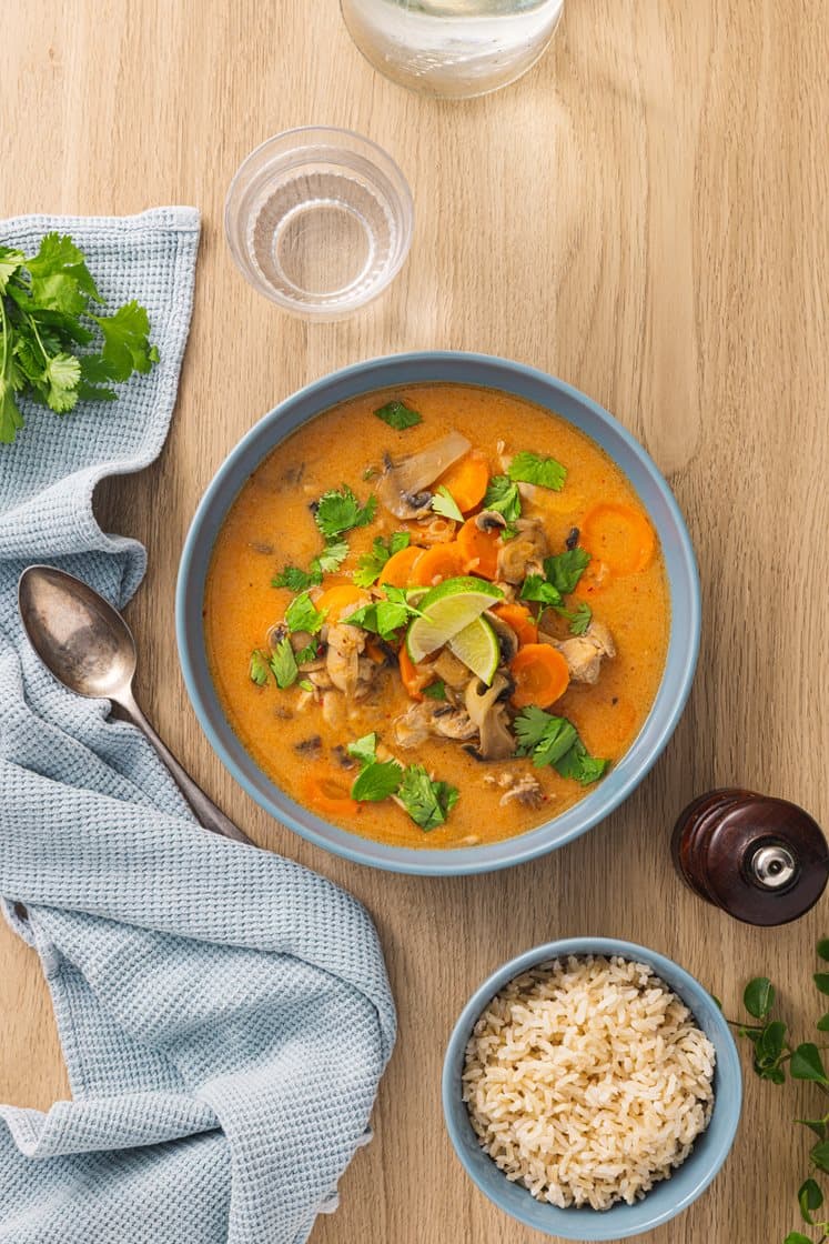 Kylling- og kokossuppe med rød currypaste, fullkornsris og koriander