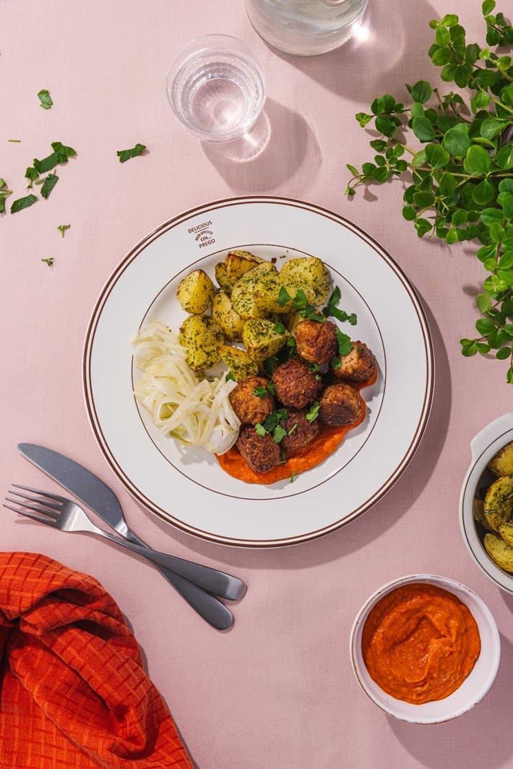 Kjøttboller med grønnsaker, paprika- og løkkrem, syltet fennikel og bakte poteter